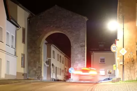 Nach der Sanierung der B424 wird die Straße am Stadttor einspurig, die Spur rechts wird durch eine Mauer versperrt. 