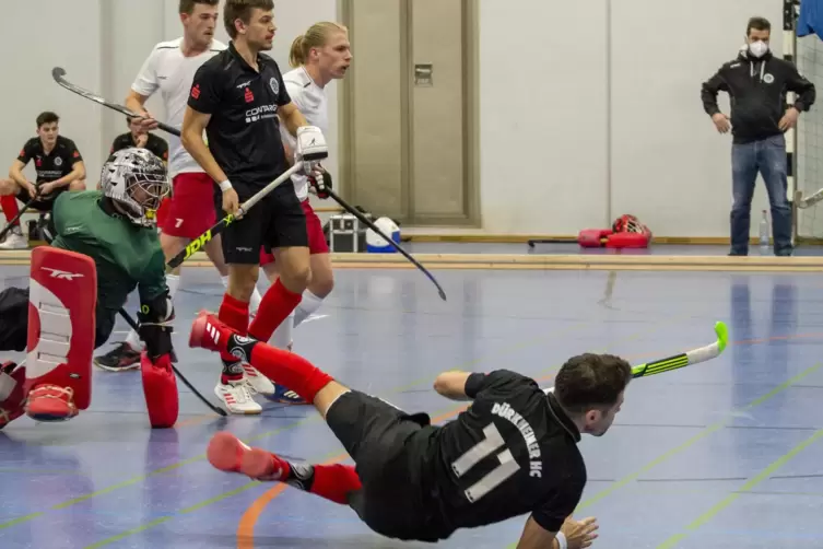 Philipp Krauß (Nummer 11) erzielt das 4:5 gegen RW München. 