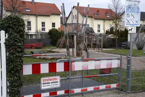 Schilder warnen auf dem Spielplatz im Salierring vor Unfallgefahr: Die Geräte dort sind nicht mehr standfest. Schilder warnen auf dem Spielplatz im Salierring vor Unfallgefahr: Die Geräte dort sind nicht mehr standfest.