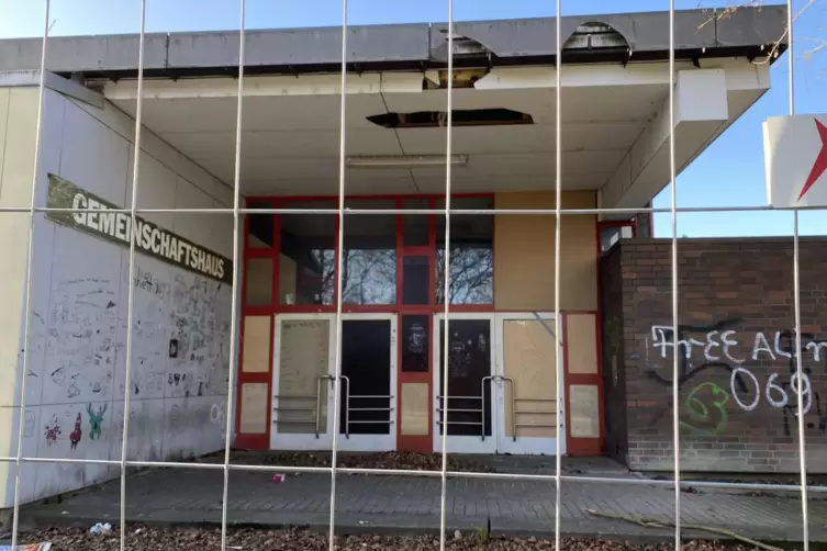 Zerf&auml;llt: das geschlossene Gemeinschaftshaus Pfingstweide. 