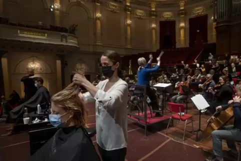 Im Amsterdamer Concertgebouw: Fassonschnitt mit Orchesterbegleitung. Im Amsterdamer Concertgebouw: Fassonschnitt mit Orchesterbegleitung.