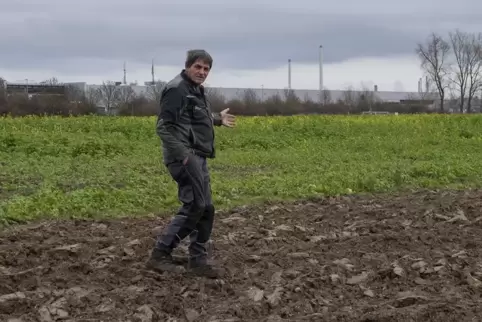 Horst Wärther auf von ihm bewirtschafteten Äckern bei Wörth. Diese könnten zugebaut werden. Eine Planung, gegen die sich der Lan