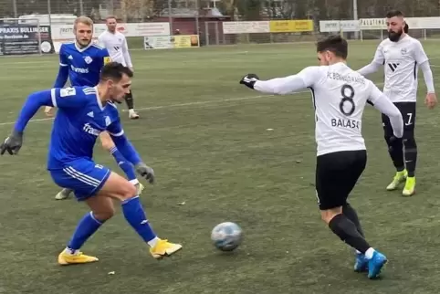 FKP-Außenangreifer Luka Dimitrijevic (links) mit Renaldo-Doru Balasa vom FC Kandel. Manuel Grünnagel (Im Hintergrund links) muss