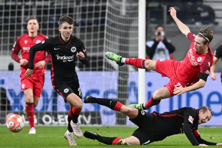 Zum Abheben: Bielefelds Patrick Wimmer (rechts oben) düpierte mit seinen Bielefeldern die Frankfurter Eintracht. 2:0 siegte die 