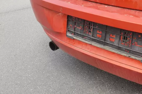 Fehlt lediglich das hintere Kennzeichen, könnte es der Dieb „nur“ auf die TÜV-Plakette abgesehen haben.