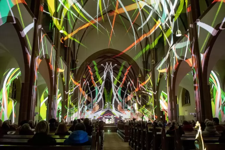 Kurt Laurenz Theinert projizierte überwältigend schöne Lichtspiele in den Kirchenraum zu Orgelklängen von Tobias Wittmann.