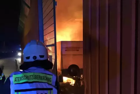 Die Feuerwehren wurden über die Brandmeldeanlage des Baumarktes alarmiert.