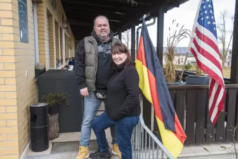 Das deutsch-amerikanische Ehepaar Katja und Christopher Chetkovich kennt die Klischees, kann darüber aber schmunzeln.