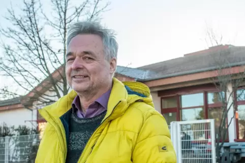 Peter Funck vor dem Kindergarten am Mehrgenerationenplatz.