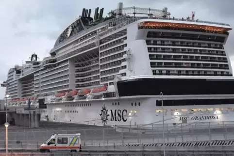 Immer wieder müssen Kreuzfahrtschiffe wegen Covid-Infektionen die Reise unterbrechen, wie hier die „MSC Grandiosa“. Sie musste A