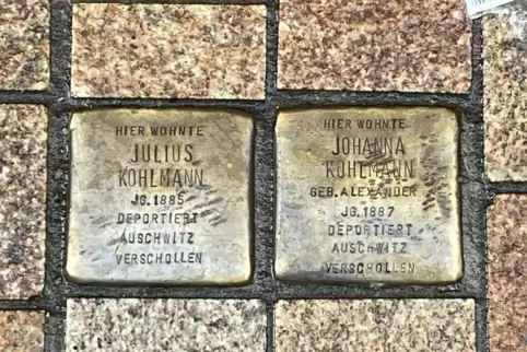 Stolpersteine erinnern an das Schicksal der depoertierten Juden. 