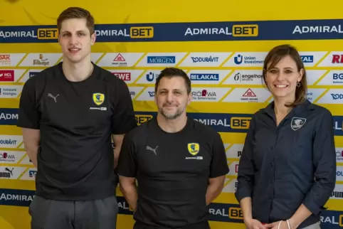 Bereit: Torwart Joel Birlehm (links), der neue Löwen-Trainer Ljubomir Vranjes und Geschäftsführerin Jennifer Kettemann.