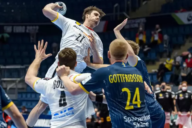 Hendrik Wagner nimmt am Sonntag Maßim Spiel gegen Schweden. Hendrik Wagner nimmt am Sonntag Maßim Spiel gegen Schweden.