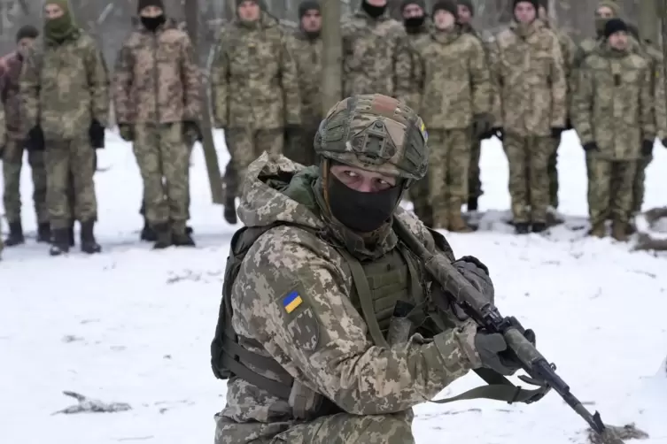 Die Angst vor einer russischen Invasion ist real für die Ukrainer: Ein Ausbilder der Armee trainiert eine Einheit Freiwilliger i
