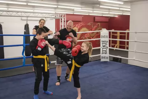 Mila und Ceyhun beim Kinder-Kickboxen im Offenbach mit Tobias Buck und Cotrainerin Sarah Roth.