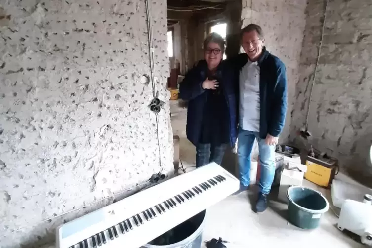 Peter Kusenbach überbringt Sigrid Simonis in Mayschoß ein E-Piano.