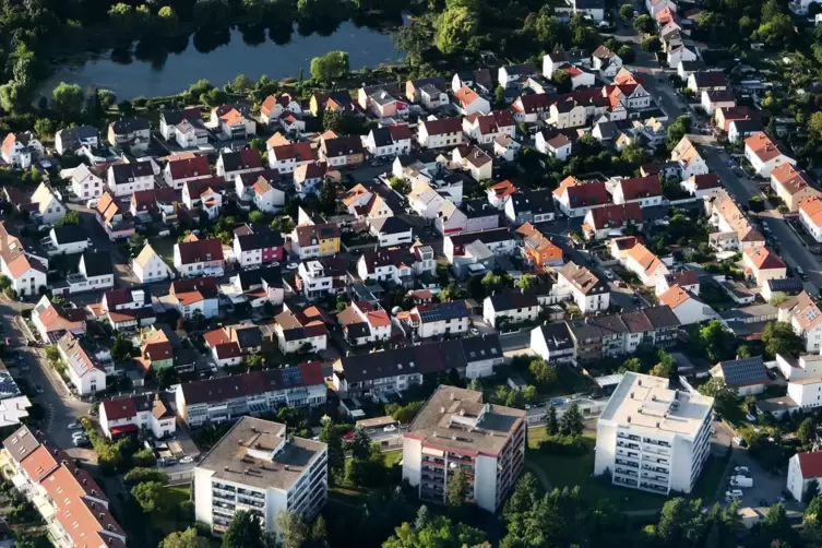 Aus der Luft: die Siedlung am S&uuml;dufer des Russenweihers.