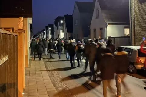 Die Teilnehmer des Corona-Protests in der Forststraße in Bellheim. 