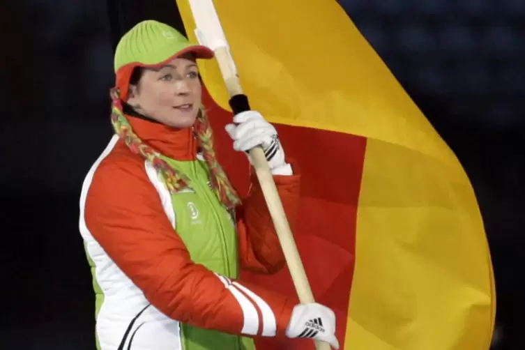 Claudia Pechstein trug schon 2006 in Turin die deutsche Fahne.