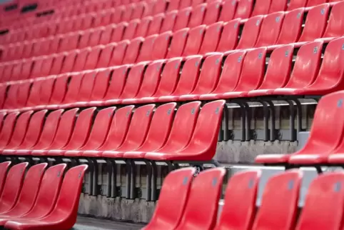 In vielen Stadien werden auch weiterhin die Plätze weitestgehen leer bleiben – im Februar vielleicht sogar in allen, wenn sich d