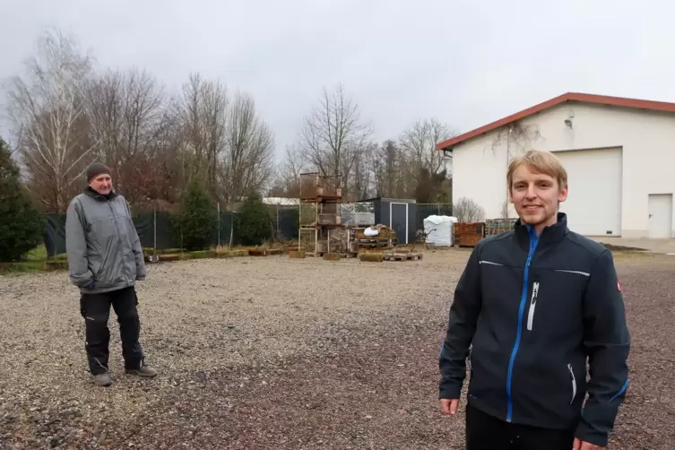 Hans-J&uuml;rgen Jung und sein Sohn Alexander vor den Wohnmobilstellpl&auml;tzen. Sie sind mittlerweile nummeriert. Doch hilft ihnen das w