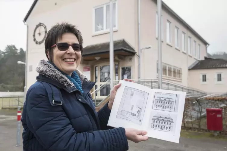Ein Stadtteil mit Geschichte: Ortsvorsteherin Christina Kadel zeigt das Buch „Geschichte der Deutschordenskommende Einsiedel bei
