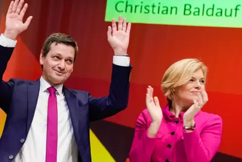 Unterschiedliche Typen, gemeinsames Ziel: Die scheidende CDU-Landesvorsitzende Julia Klöckner applaudiert Christian Baldauf bei 