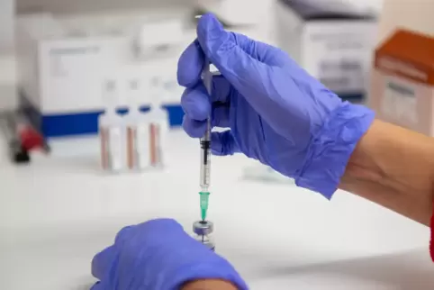 Biontech und Pfizer haben bereits mit der Produktion eines angepassten Corona-Impfstoffs begonnen.