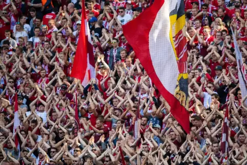 Fast wie früher: Bis zu 10.000 Zuschauer dürfen in Bayern wieder in die Fußballstadien.