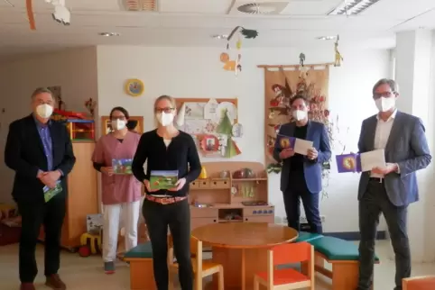 Kinderchirurgin Susanne Deeg (Mitte) hat ein Buch über den Krankenhausaufenthalt für Kinder geschrieben
