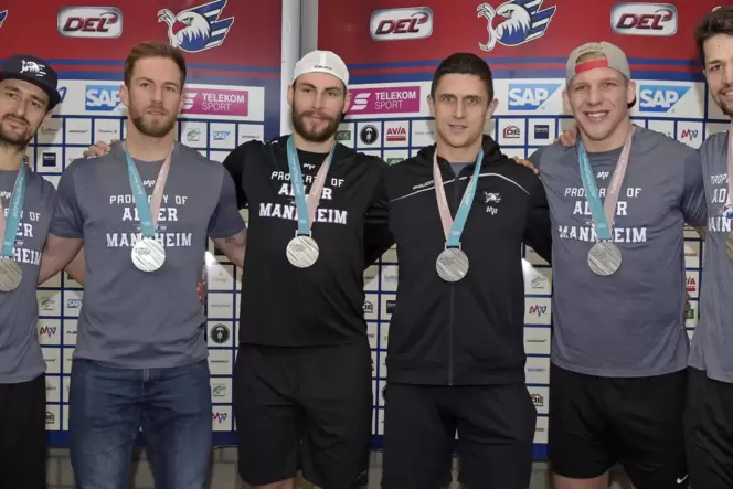 Das waren 2018 die versilberten Olympia-Helden der Adler Mannheim: (von links) Dennis Endras, Marcus Kink, Matthias Plachta, Mar