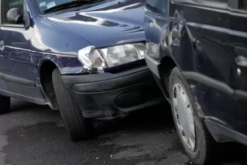 Wer einen Unfall beobachtet, sollte nicht einfach weiterfahren. Auch, wenn schon andere Fahrer angehalten haben. 