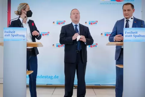 Max Otte (Mitte) nahm am Dienstag an einer Pressekonferenz der AfD mit Fraktionschefin Alice Weidel und AfD-Parteichef Tino Chru