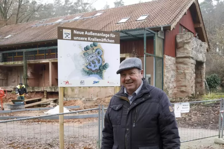 Der Umbau des Krallenäffchen-Areals hat begonnen, zeigt Zoodirektor Matthias Schmitt.