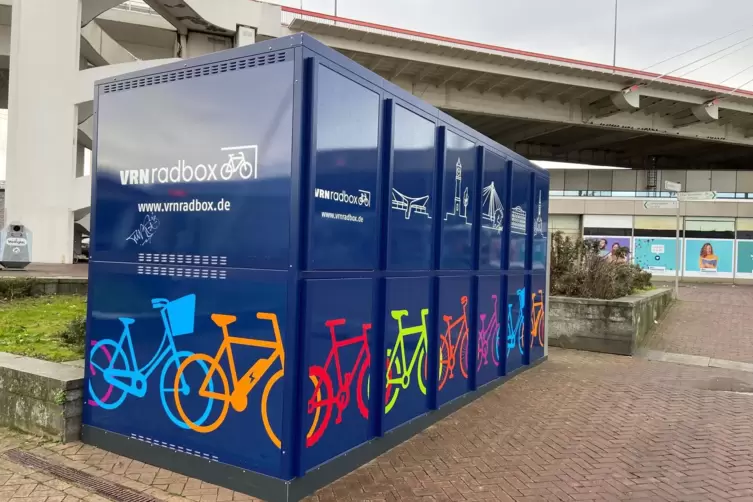 Groß und auffällig: Die Fahrradboxen am Ludwigshafener Hauptbahnhof.