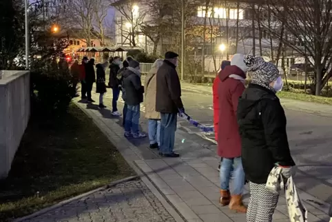 Um den Hygieneabstand einzuhalten, mit Schals verbunden: die Menschenkette der Gegendemonstranten vor dem Rathaus.