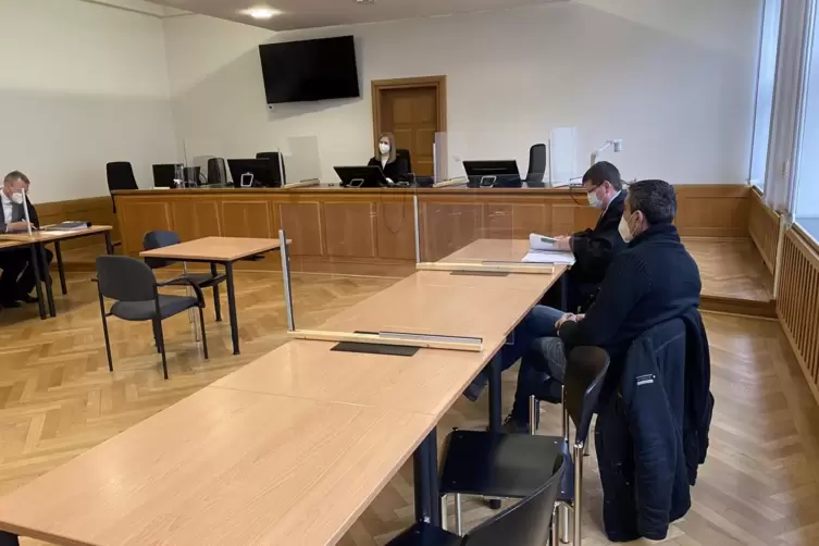 Vor Gericht: Advar Tolu und sein Anwalt. 
