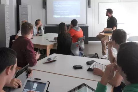 Schüler und Lehrer arbeiten am Computer in der Schule und zuhause. Dort können nun auch Noten eingegeben werden – von den Lehrer
