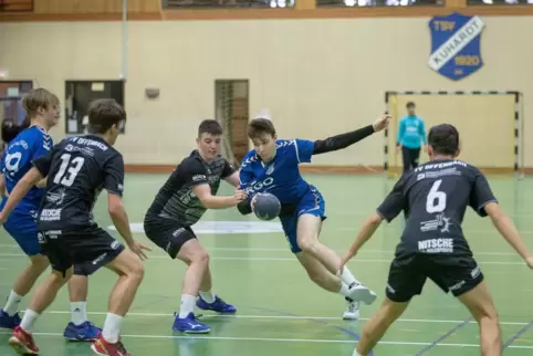 Nils Scherthan (am Ball) steuerte vier Tore zum Heimsieg bei. Bei ihm der erfolgreichste TVO-Torschütze Felix Klein (7). Hinten 