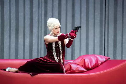 Nutzt nicht nur die Waffen der Frauen: Lulu (Jenifer Lary) in Axel Vornams Inszenierung der Berg-Oper.