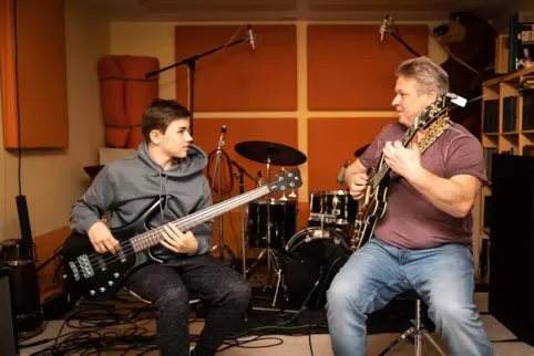 Alec (links) und Ro Gebhardt machen gemeinsam Musik. Der 14-Jährige steht auch regelmäßig gemeinsam mit seinem Vater auf der Büh