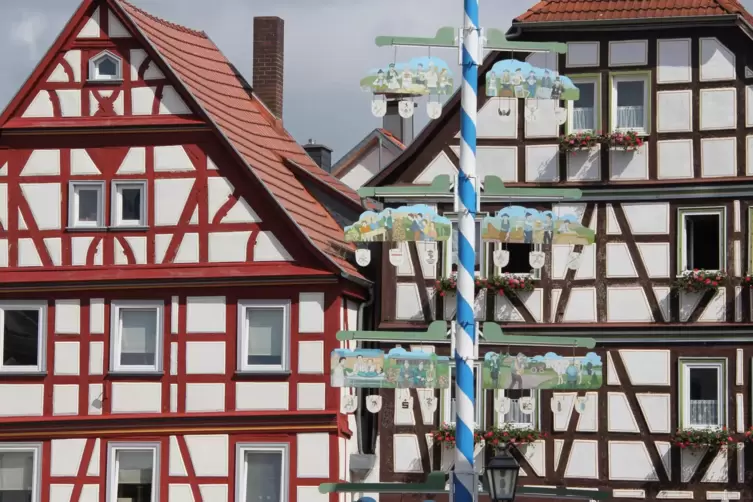  Einladend: Fachwerk und Maibaum.