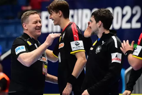 Bundestrainer Alfred Gislason freut sich mit Aufsteiger Julian Köster.
