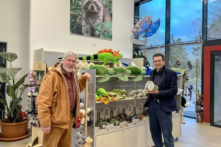 Zoodirektor Norbert Fritsch (links) zeigt Oberbürgermeister Jörg Aumann den neuen Andenkenladen. 