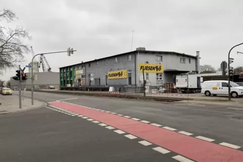 Um diese Lagerhalle mit Geschäften geht es.