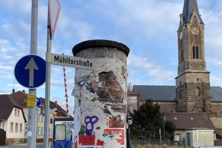 Auch diese Litfa&szlig;s&auml;ule im Schatten des Lambsheimer Kirchturms hat schon mal bessere Tage gesehen. 