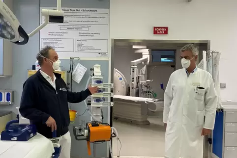 Uwe Hoppe (links) und Paul Alfred Grützner im sogenannten Schockraum der BG Klinik, in dem die Erstuntersuchung von Notfallpatie