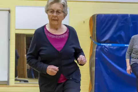 Anneliese Huf im Kurs „Alter in Bewegung“. 