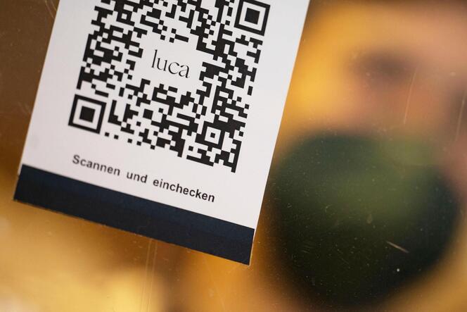 Ein QR-Code für die Nutzung der Luca-App am Fenster eines Geschäfts in Stuttgart.