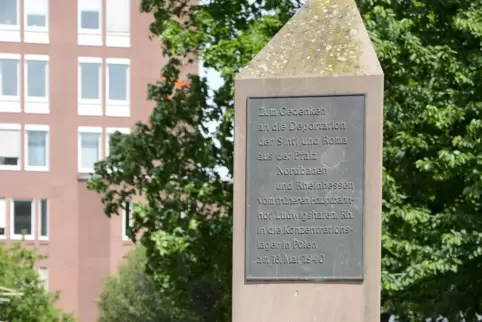 Dieser Gedenkstein für die ermordeten Sinti und Roma wurde in Ludwigshafen aufgestellt.